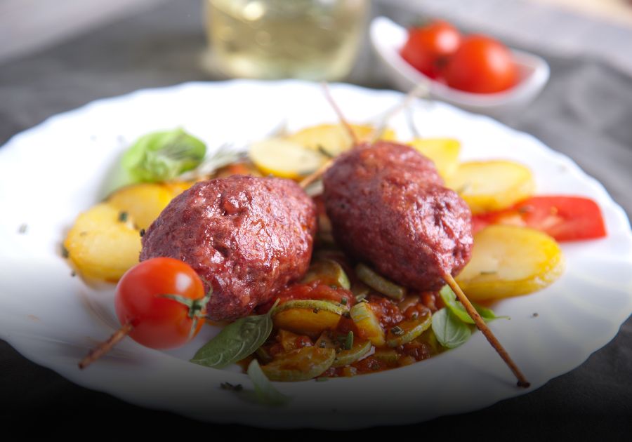 Krydret kjøttdeigspyd med tzatziki, libabrød og tomatsalat – passer perfekt til Château Kefraya Bretèches.