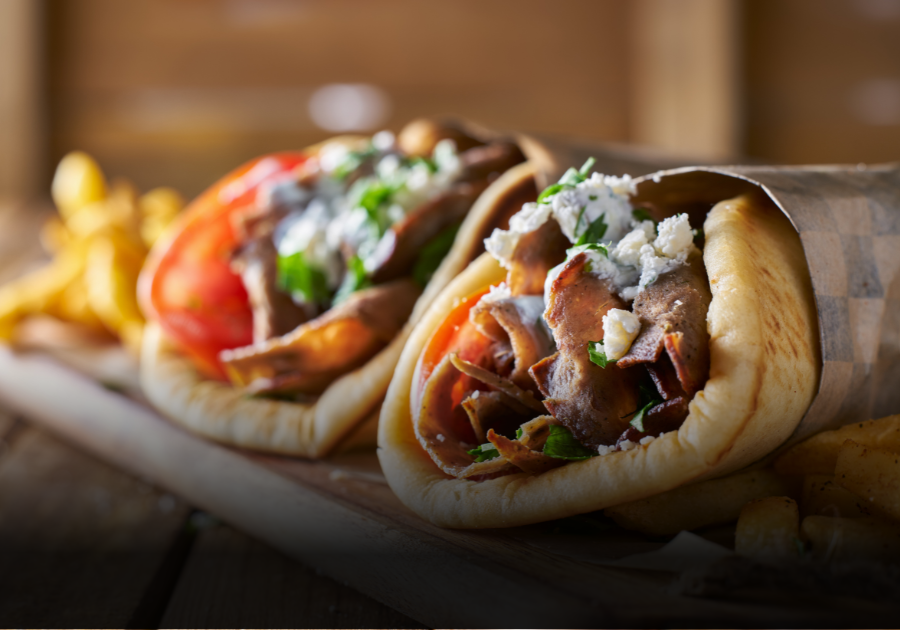 Sørafrikansk Pinot Noir i glasset med gyros-wrap av lam og grønnsaker